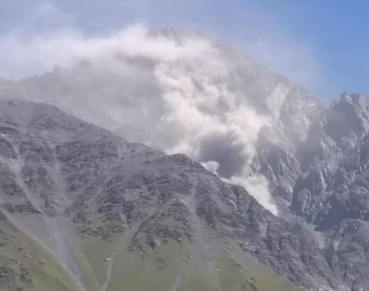 ყაზბეგში ყუროს მთის კლდოვანი ნაწილი ჩამოიშალა  -  ფოტოები "ფეისბუქიდან"