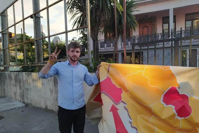 "მოღალატეობრივი პოლიტიკა ვერასდროს დაიმკვიდრებს თავს...საკუთარი ხელით ჩამოვხსნი ამ ბანერებს", - აჭარაში "პატრიოტთა ალიანსის" ბანერი ჩამოხნეს