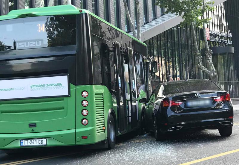 "მანქანის მძღოლი დიდ გულზე იგინებოდა კიდევ" - სოციალურ ქსელში ჭავჭავაძეზე მომხდარი ავარიის ფოტოები ვრცელდება