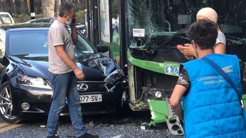 ჭავჭავაძის გამზირზე ერთმანეთს მსუბუქი ავტომობილი და ავტობუსი შეეჯახა