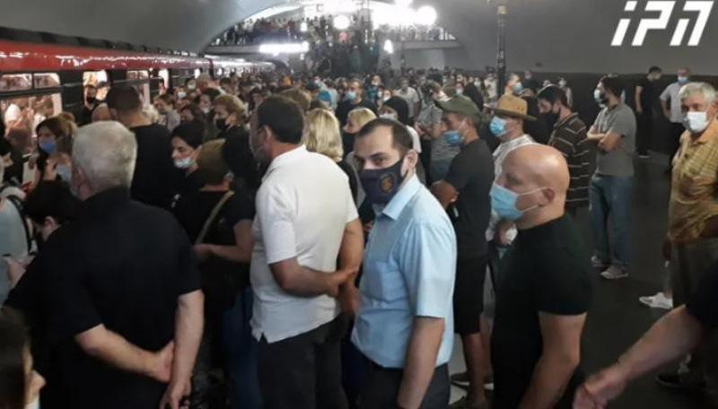 "ნახევარი საათია  ასე  ვართ", - თბილისის მეტროში შეფერხებაა და მატარებლები გაჩერებულია