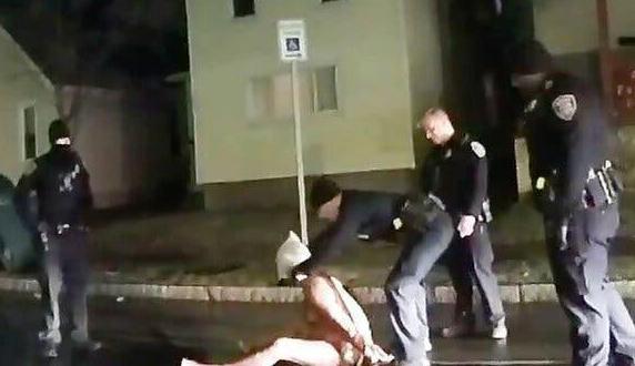 "აფრო-ამერიკელი მამაკაცი, რომელსაც პოლიციამ დაკავების დროს თავზე ტომარა ჩამოაცვა, ჰაერის უკმარისობით გარდაიცვალა" - BBC