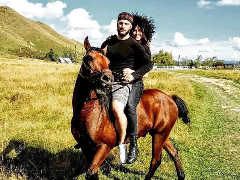 ხელის თხოვნა მყინვარწვერზე -  რომანტიკული სიყვარულის ამბავი და წყვილი, რომელიც სოციალური ქსელების  ფავორიტი გახდა