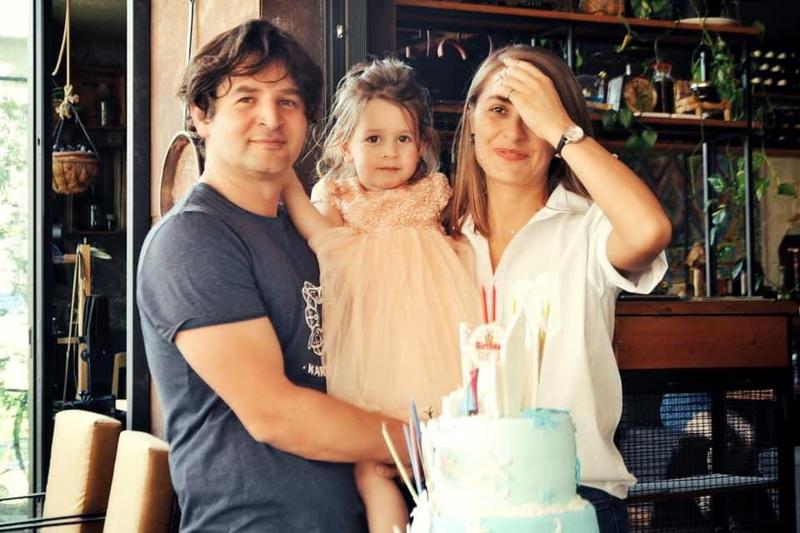 "8 წლის წინ უცნაურ ვითარებაში გავიცანი..." - ცნობილი ფოტოგრაფის მეუღლე ოჯახურ ცხოვრებაზე, შვილსა და კარიერაზე