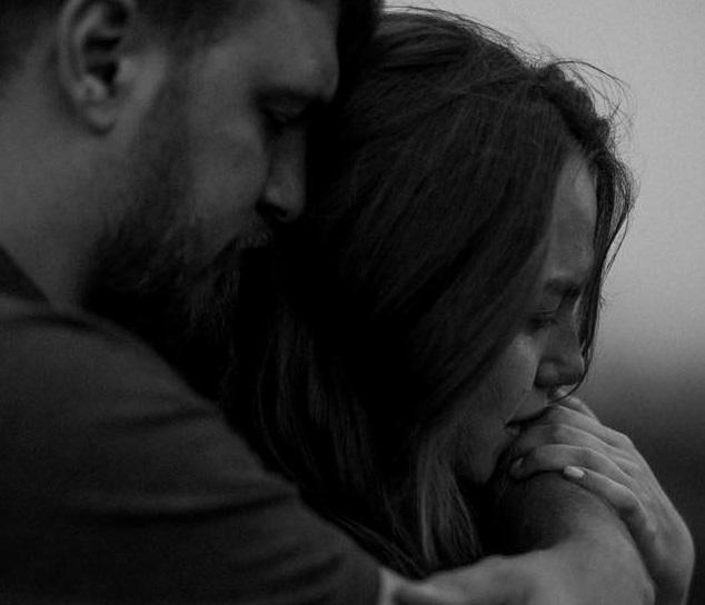 "არ გაგვაფრთხილეს, რომ სასწრაფოდ საკეისრო იყო საჭირო! შემზარავია, როდესაც ამას საოპერაციო მაგიდაზე იგებ" - რას ყვებიან გარდაცვლილი ჩვილის მშობლები