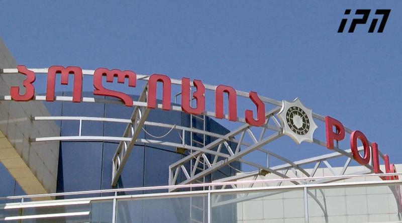 "ჩემს სახეს შეხედეთ, მუშტი დამკრა... არ გამოგვიგდია, ბოსელში ცხოვრება მოსწონს" - ქალი, რომელსაც მამამთილზე ძალადობის გამო შემაკავებელი ორდერი გამოუწერეს, აცხადებს, რომ 96 წლის მოხუცი თავად სცემდა