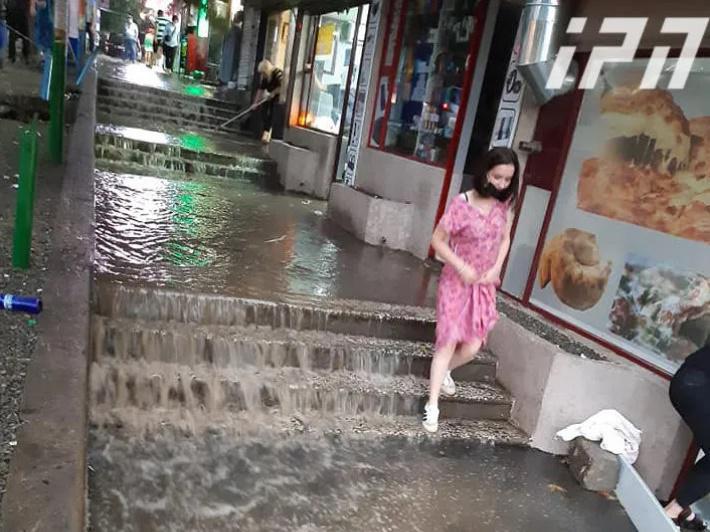 ძლიერი წვიმა თბილისში - დატბორილია რამდენიმე ქუჩა (ფოტოები)