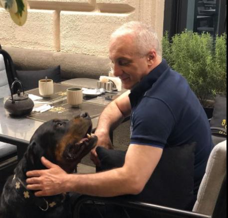 "მათხოვრად ვიქეცი, 3 დღეში ერთხელ ვაჭმევ ძაღლებს... ხალხო, რამ გაგაქვავათ?!" - რატომ აჩუქებს თამაზ ელიზბარაშვილი თავშესაფარს, რომელსაც 17 წელი პატრონოდა