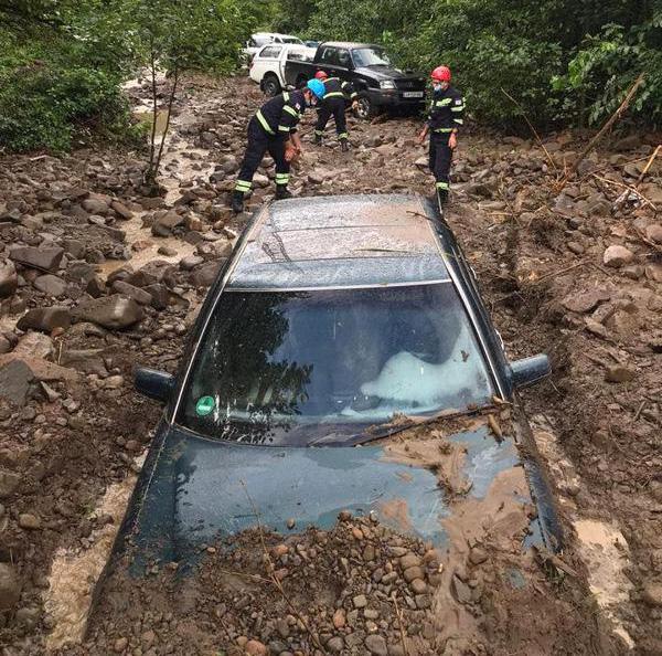 ცაგერში მეწყერი ჩამოწვა და ორი ავტომობილი მოიყოლა