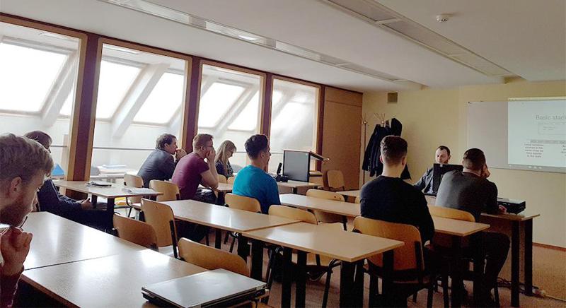 საიზოლაციო ოთახები, მერხების დეზინფექცია და ლექციების შეზღუდული საათები - რა წესების დაცვა მოუწევთ უნივერსიტეტებში?