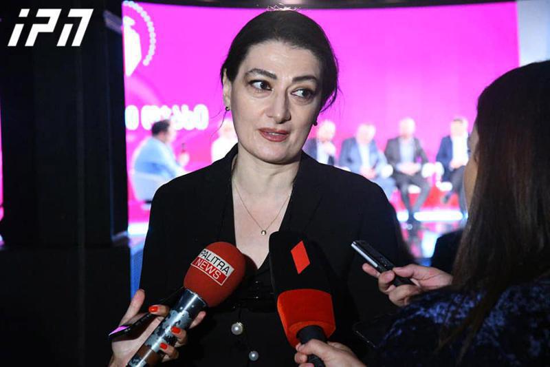 თაკო ჩარკვიანი ვარაუდობს, რომ კორონავირუსი ლევან გოგიჩაიშვილისგან გადაედო - "გადაცემაში მიკროფონი, რომელიც ბატონ ლევანს ეკეთა, შემდეგ მე გამიკეთეს“