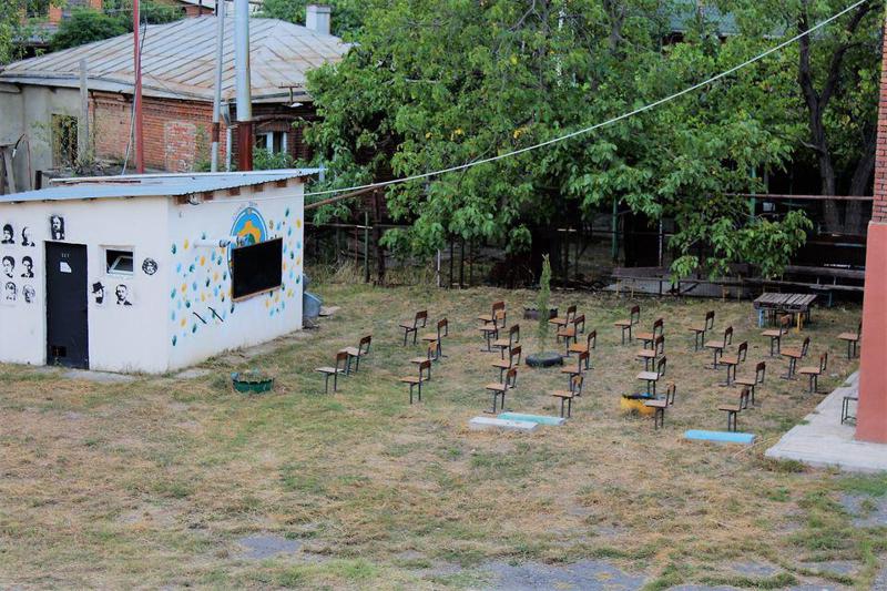 ხაშურის სკოლაში საკლასო ოთახი გარეთ გამოიტანეს (ფოტო)