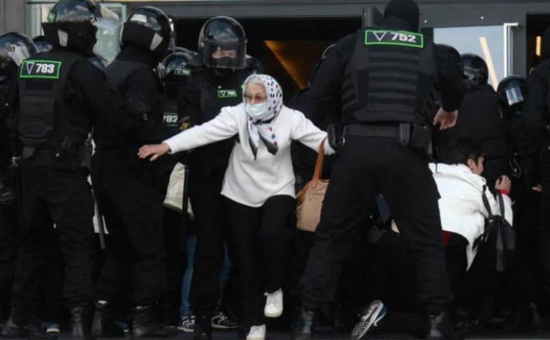 მინსკში, საპროტესტო აქციებზე 250 მონაწილე დააკავეს