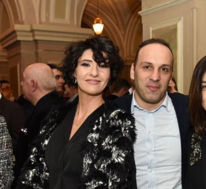 "უკეთესად და უფრო მხნედ ვარ, ვიკას ახლა ეწყება ის სიმპტომები, რაც მე მქონდა" - რას წერს ინფიცირებული დეპუტატი კლინიკიდან