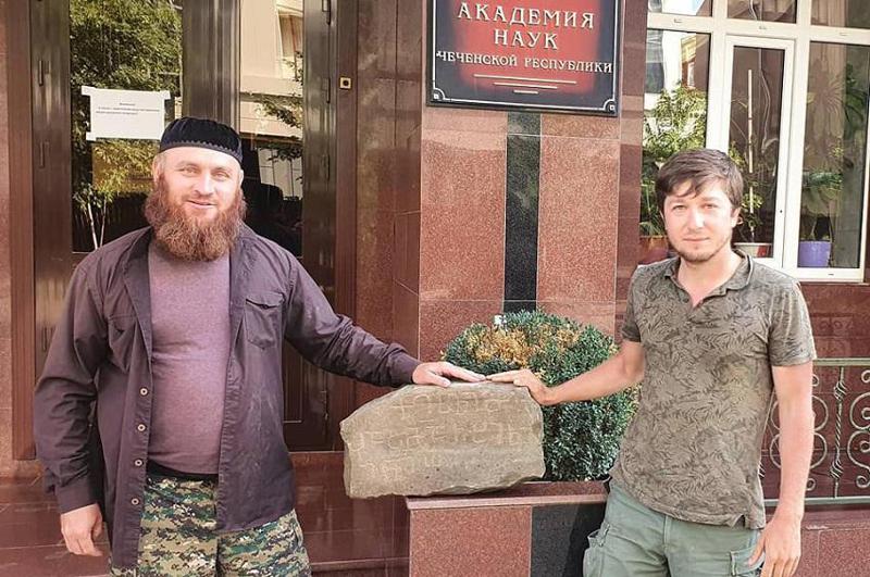 უნიკალური აღმოჩენა ჩეჩნეთში - მეჩეთის ნანგრევებში იპოვეს ქვა ასომთავრული წარწერით, პირველი სიტყვა არის "ქრისტე!"