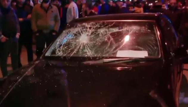 დაპირისპირება მარნეულში - "ქართული ოცნებისა" და "ნაციონალური მოძრაობის" აქტივისტები ერთმანეთს ფიზიკურად გაუსწორდნენ