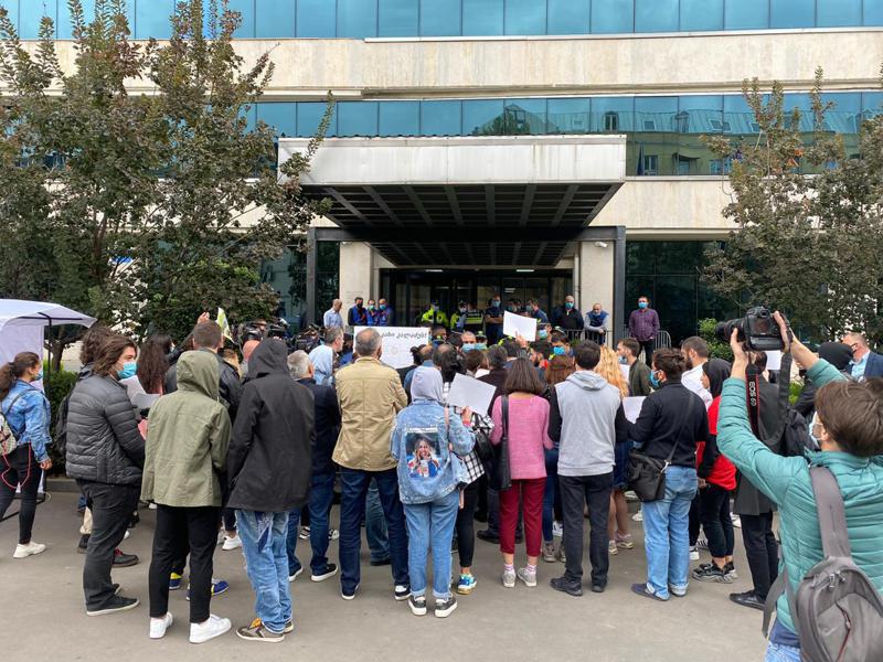 თბილისის მერიასთან ჯარიმების გასაპროტესტებლად მისული "სტრატეგია აღმაშენებელი" ისევ დაჯარიმდა