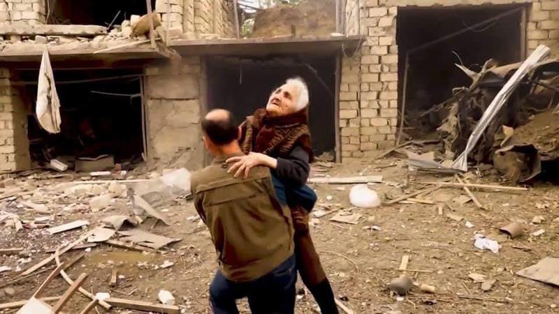 "ვდარდობ მოხუცზე, სახლიდან რომ ვერ გაასწრო და დედაზე, ცეცხლმოკიდებულ კორპუსში შვილთან რომ დარჩა" - რას ჰყვებიან ადგილობრივები ყარაბაღის ვითარებაზე