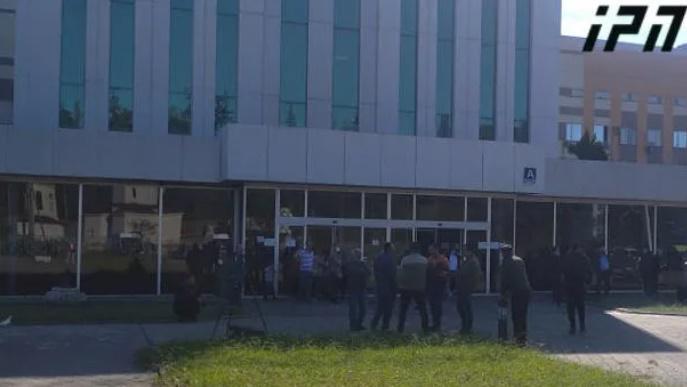 "ხიდან ჩამოვარდა, თუმცა კონტაქტური იყო... ოპერაციის შემდეგ კომაშია" - ქუთაისში პაციენტის ოჯახი ექიმს დაუდევრობაში ადანაშაულებს