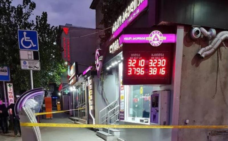 "რიკო კრედიტის" ვარკეთილის ფილიალს შეიარაღებული პირი დაესხა თავს - "შემოიჭრა ხელყუმბარით და იარაღით"