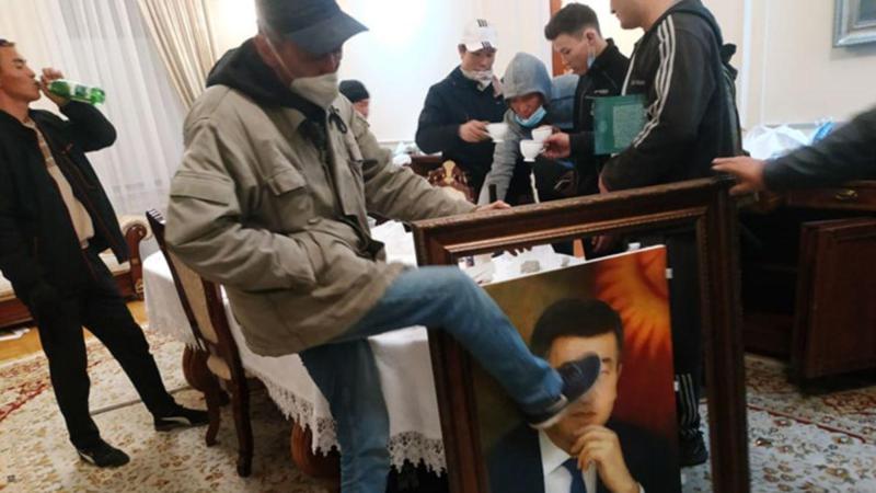 ყირგიზეთის პრეზიდენტი გადადგა: "...ამ შემთხვევაში სისხლი დაიღვრება, ეს გარდაუვალია" - რა ვითარებაა ბიშკეკში?