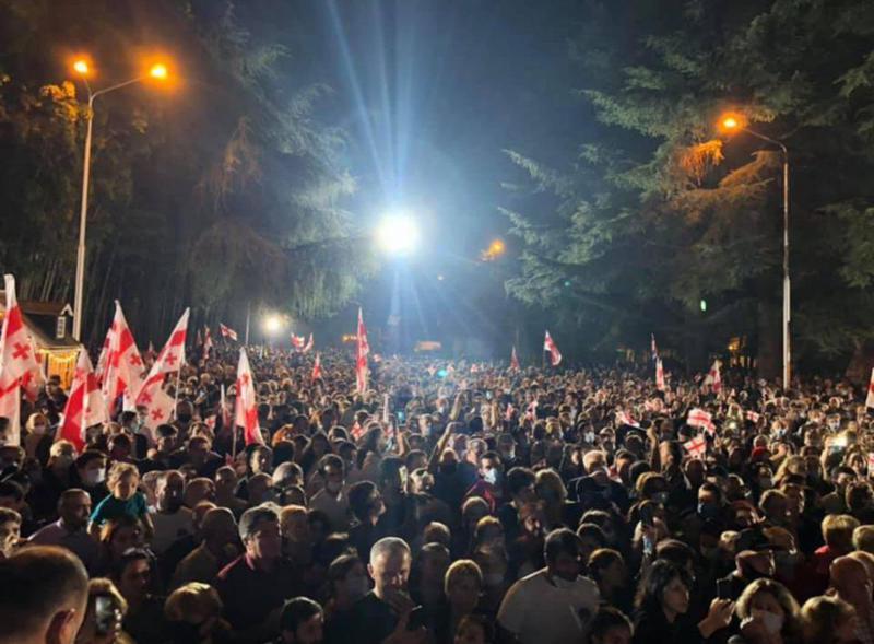 "საშინელება დატრიალდება რამდენიმე დღეში..." - ხალხმრავალი აქცია ბათუმში, პირბადეებისა და დისტანციის გარეშე