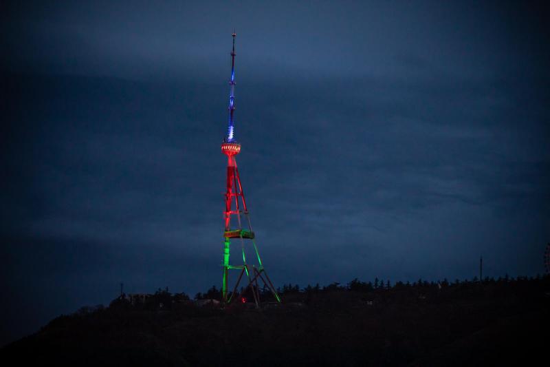 თბილისის ანძა აზერბაიჯანის დროშის ფერებში განათდება