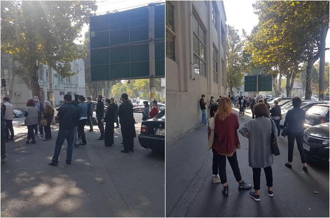 დღის ფოტო - კორონავირუსის ტესტირების რიგში