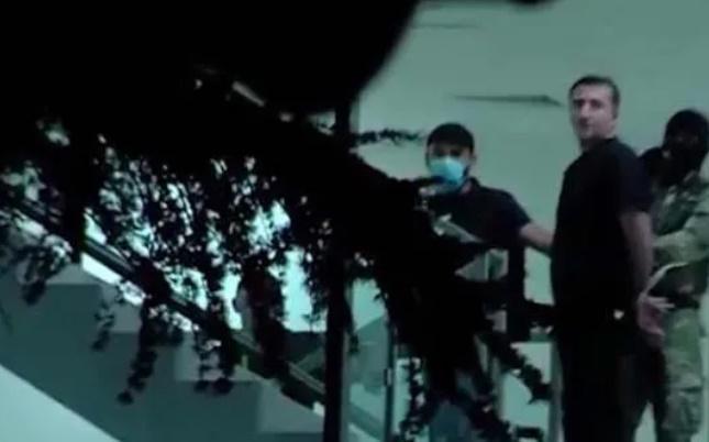 სამ მძევალს შორის, რომელთან ერთად თავდამსხმელმა ტერიტორია დატოვა, სამხარეო პოლიციის უფროსიც არის