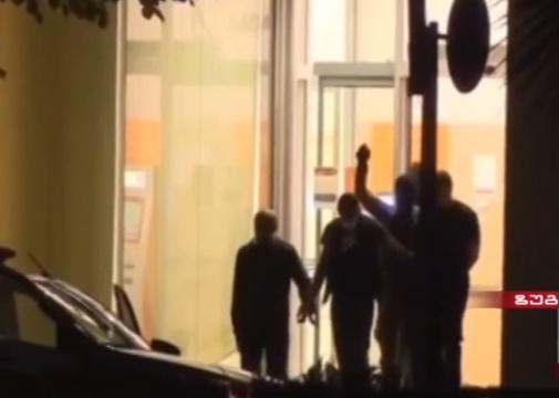 გავრცელებული კადრების მიხედვით, თავდამსხმელმა შენობა სამ მძევალთან ერთად დატოვა, ხელში კი ხელყუმბარა ეკავა