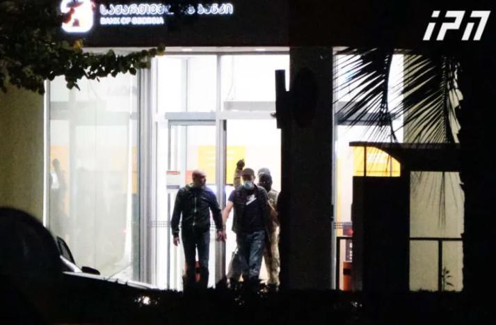 სამ მძევალს შორის, რომელთან ერთადაც თავდამსხმელმა შენობა დატოვა, ზუგდიდის მერის ახლობელიც არის