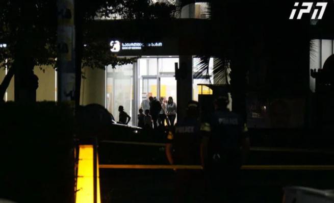 არსებული ინფორმაციით, "საქართველოს ბანკის" ოფისიდან ყველა მძევალი გათავისუფლდა და თავდამსხმელი პოლიციამ გამოიყვანა