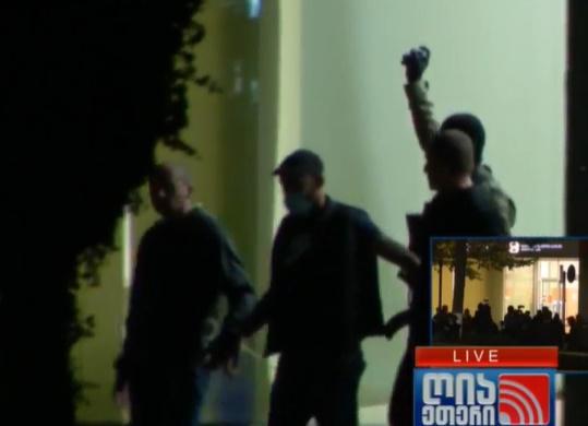 "პოლიციის წარმომადგენელმა ფული მოიტანა და მძარცველთან ერთად დატოვებენ შენობას" - რას წერს მძევალი გათავისუფლების შემდეგ