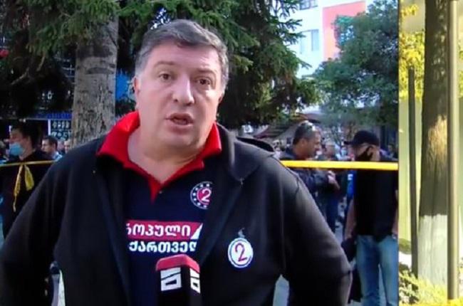 "მაქვს შეთავაზება გამტაცებელთან, რომ მე დავრჩები მძევლად" - გიგი უგულავა აცხადებს, რომ მზადაა ზუგდიდში, "საქართველოს ბანკში" მძევლები ჩაანაცვლოს