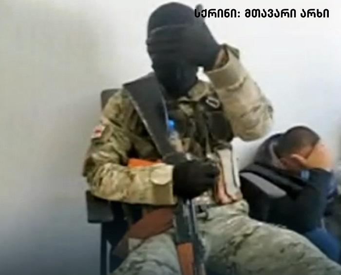 "ყვიროდა თურმე, ჩქარა შორენა და ნათია მომიყვანეთო... შორენას ბანკის საცავის გასაღები აქვს და ნათია კი - მოლარე-ოპერატორია" - რას ყვება ბანკიდან გამოსული მძევლის მეუღლე