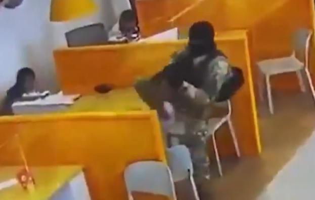 ვრცელდება კადრები, რომელზეც, სავარაუდოდ, "საქართველოს ბანკის" ოფისზე თავდასხმაა გადაღებული