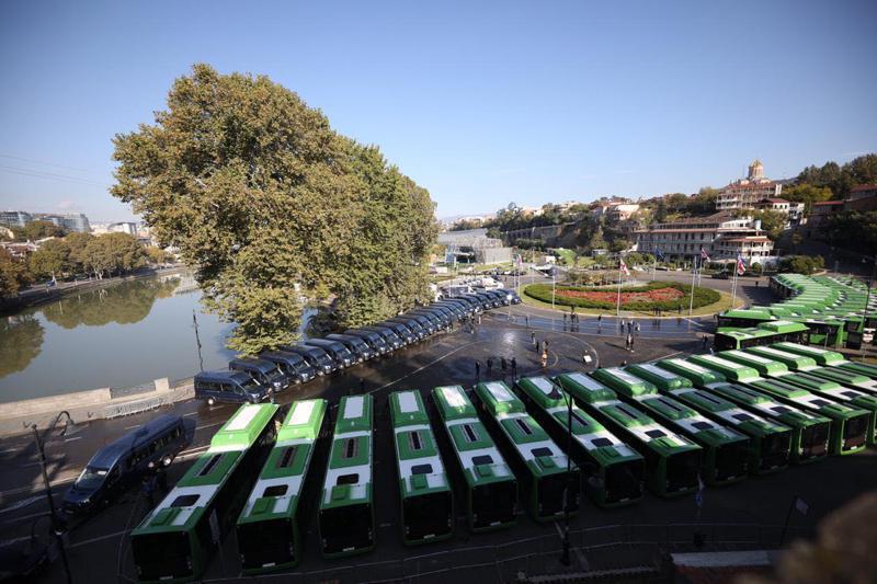 "126 ერთეული BMC-ის მარკის ავტობუსი შევიძინეთ, გარდა ამისა, 200 მიკროავტობუსი ჩამოსულია და 100 უნდა დაემატოს" - თბილისს ხვალიდან ახალი ავტობუსები მოემსახურება