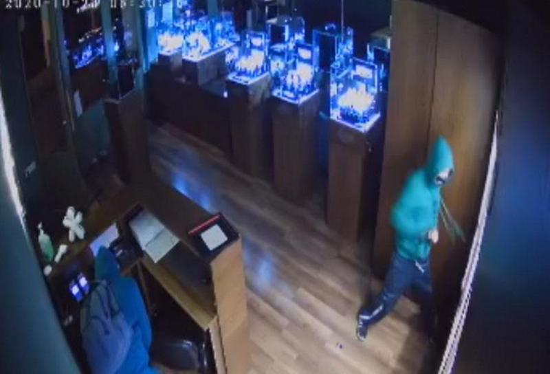 "თქვენი ძალად ჰუმანურობის დედაც!" - დიზაინერი ზვიად ციკოლია სათვალთვალო კამერით გადაღებულ, მისი ბუტიკის ძარცვის ამსახველ კადრებს აქვეყნებს