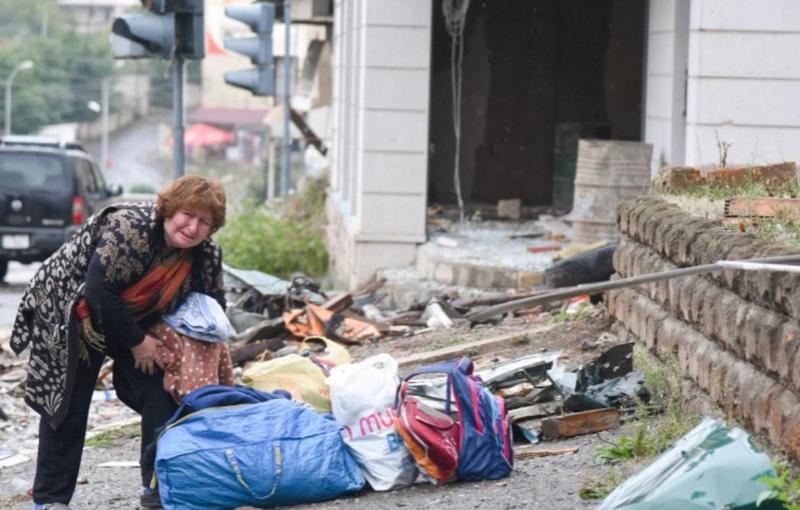 ისტორიები სტეპანაკერტის თავშესაფრებიდან და ცხოვრება, რომელსაც ფონად ბომბების ხმა გასდევს - "ოთხი შვილიშვილი მყავს, ყველა ომში წავიდა, ერთი დაიღუპა.."