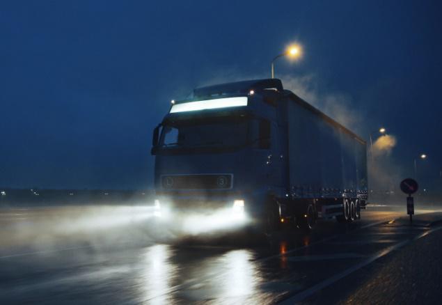 "ამბობდა, რომ თუ თავის დახსნას ვეცდებოდი, მოვკვდებოდი" - ახალგაზრდა ქალი ტრაილერის მძღოლს გაუპატიურების მომზადებაში ადანაშაულებს