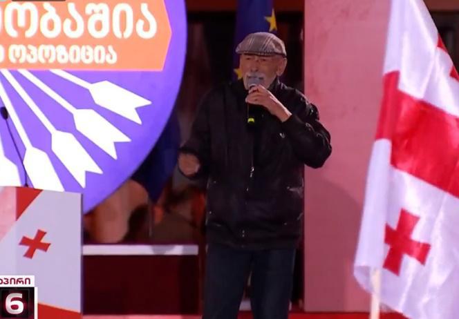 აქციაზე ბუბა კიკაბიძემ "თბილისოს" ნაწილი რუსულად იმღერა