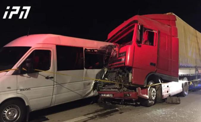 6 გარდაცვლილი და 10 დაშავებული - გორთან ტრაილერი მიკროავტობუსს შეეჯახა