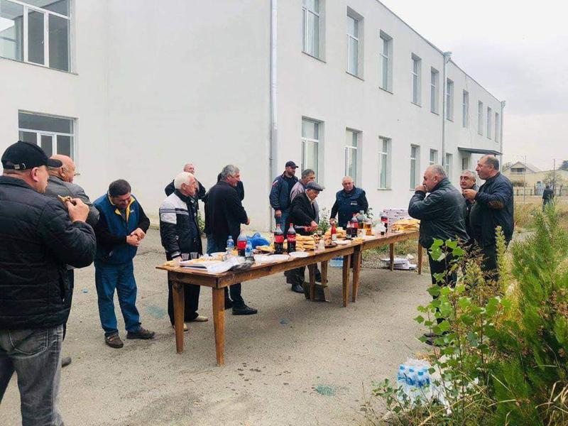 "სოფელში გარეგანათების სისტემა კეთდება და აქ ვარ... არ ვიცი, რა სუფრა გაშალეს" - გორის მერიის წარმომადგენელი ოპოზიციის ინფორმაციაზე