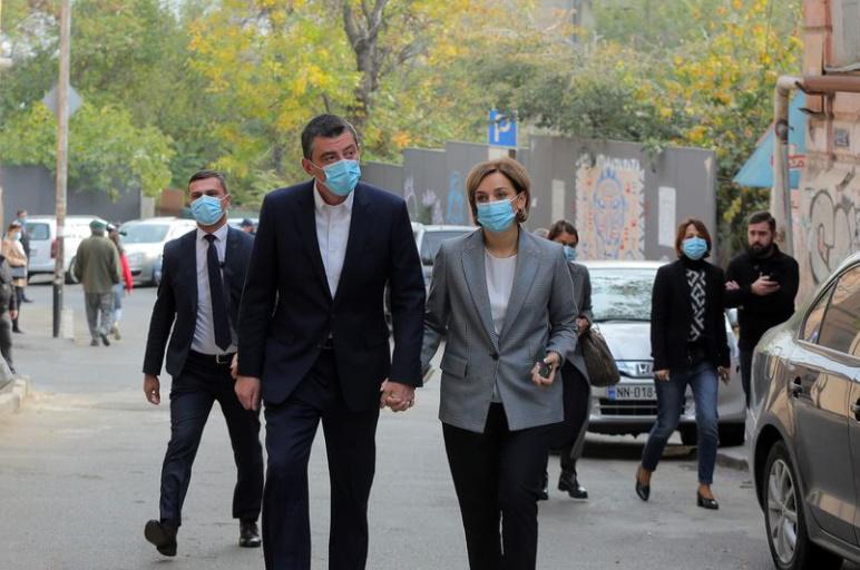 "ხმა მივეცით მომავალს" - ხელჩაკიდებული გახარია და მისი მეუღლე საარჩევნო უბანთან (ფოტოები)