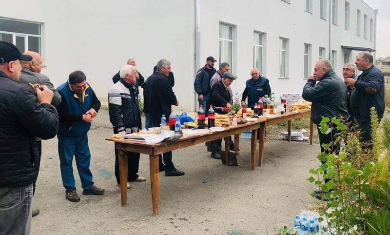 სუფრა გორის მუნიციპალიტეტში საარჩევნო უბანთან - "პარტიამ იკისრა, ძმაო"