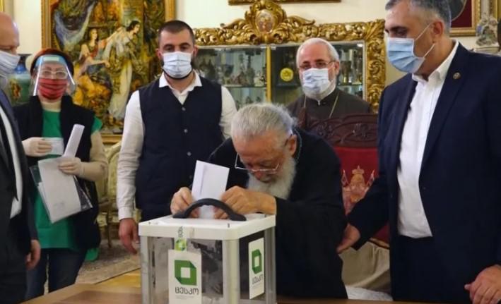 "მინდა მივმართო მომავალ ხელისუფლებას და ოპოზიციას, მოუსმინონ ერთმანეთს" - ილია მეორემ ხმა გადასატანი ყუთის მეშვეობით მისცა