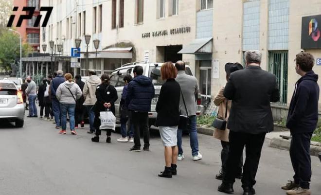 "საარჩევნო უბნებთან დიდი რიგებია, ამომრჩევლებს პირბადეები უკეთიათ" - რას წერს Reuters საქართველოში მიმდინარე არჩევნებზე
