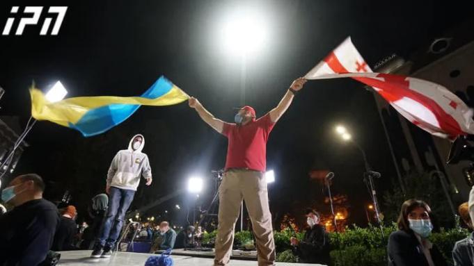 ფოიერვერკები და შეძახილები რუსთაველზე - როგორ შეხვდნენ "ნაციონალური მოძრაობის" მხარდამჭერები და ლიდერები ეგზიტპოლის შედეგებს