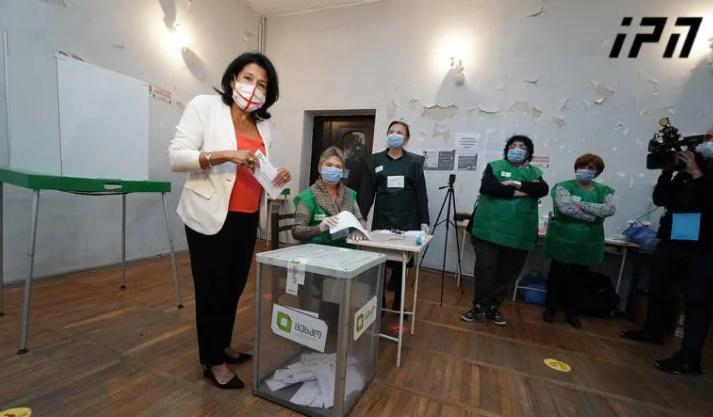 "ხმას ვაძლევთ იმისთვის, რომ ავაშენოთ ის ქვეყანა, რომელზეც ყველანი ვოცნებობთ" - პრეზიდენტმა საკუთარი არჩევანი დააფიქსირა