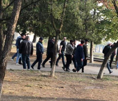 დიმიტრი შაშკინი სააარჩევნო უბანთან, სავარაუდოდ,  იარაღით მივიდა - რა ფოტო ვრცელდება სოციალურ ქსელში